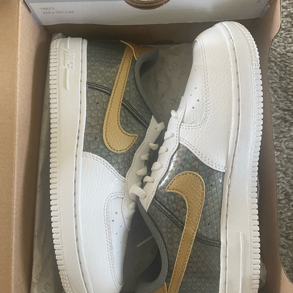 Mike Air Force 1 size 3Y